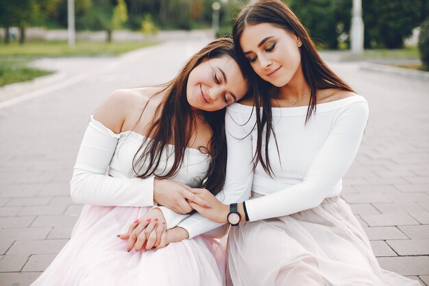 Dos chicas guapas en un parque de verano