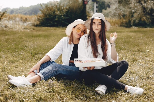 Dos chicas guapas en un parque de verano