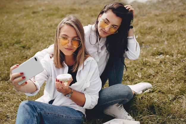 Foto gratuita dos chicas guapas en un parque de verano