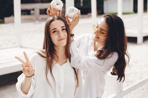 Dos chicas guapas en un parque de verano