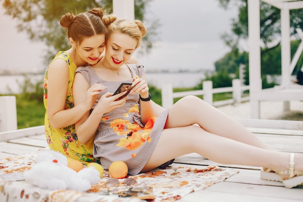 Dos chicas guapas en un parque de verano