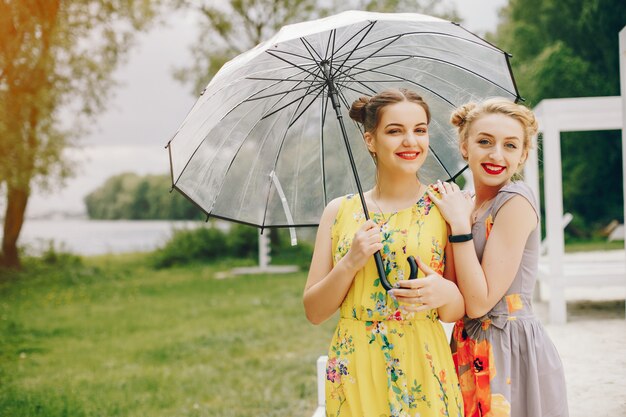 Foto gratuita dos chicas guapas en un parque de verano