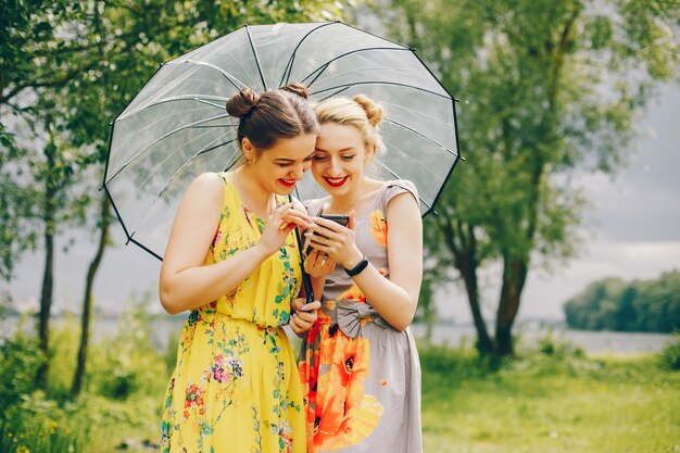 Dos chicas guapas en un parque de verano