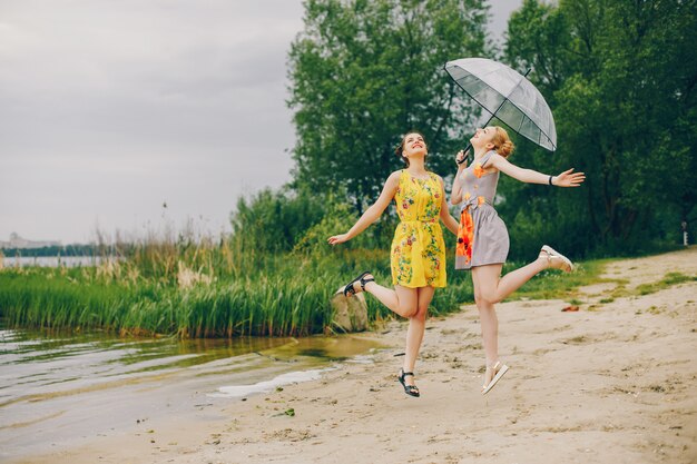 Dos chicas guapas en un parque de verano