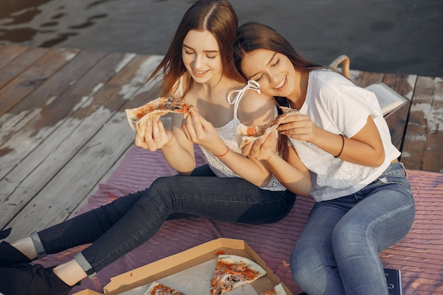 Dos chicas guapas en un parque de verano