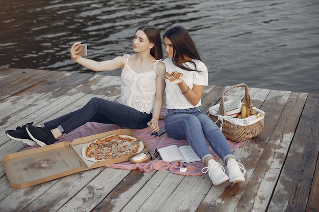 Foto gratuita dos chicas guapas en un parque de verano