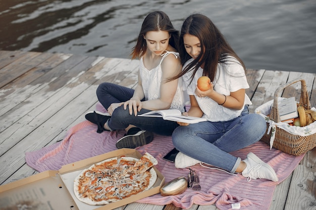 Dos chicas guapas en un parque de verano