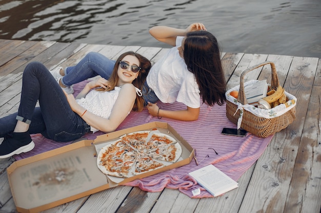 Dos chicas guapas en un parque de verano