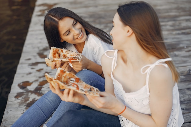 Foto gratuita dos chicas guapas en un parque de verano