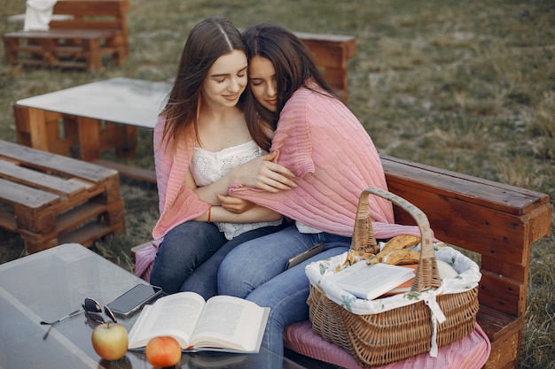 Dos chicas guapas en un parque de verano