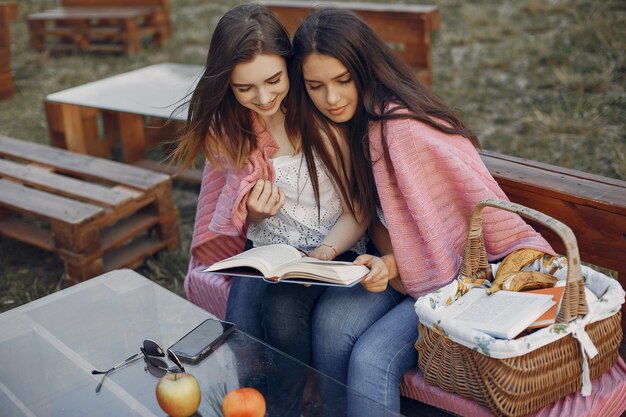 Dos chicas guapas en un parque de verano