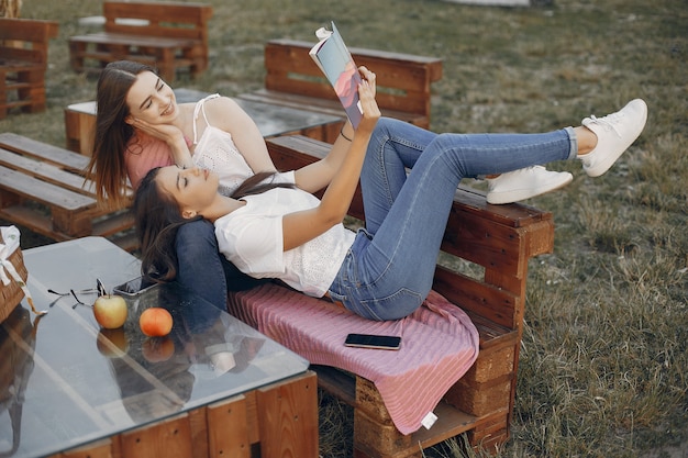 Foto gratuita dos chicas guapas en un parque de verano