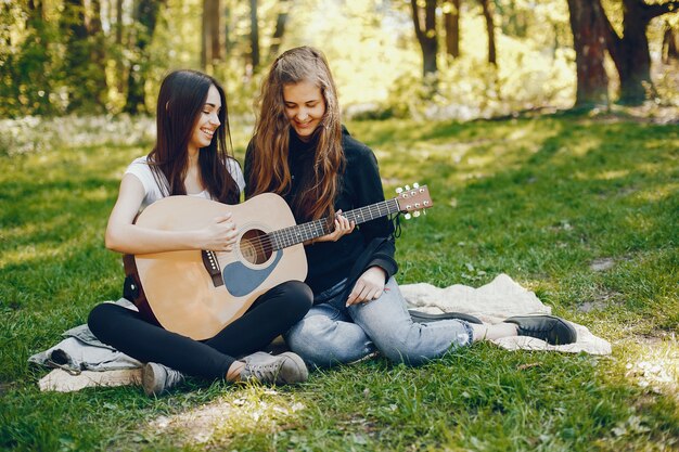 Dos chicas con una guitarra