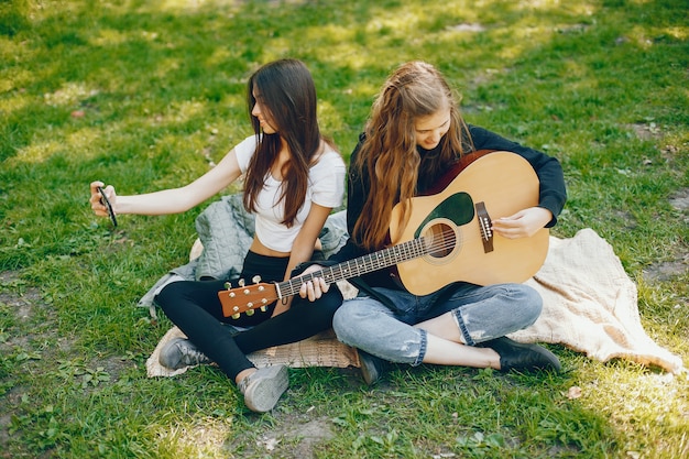 Dos chicas con una guitarra