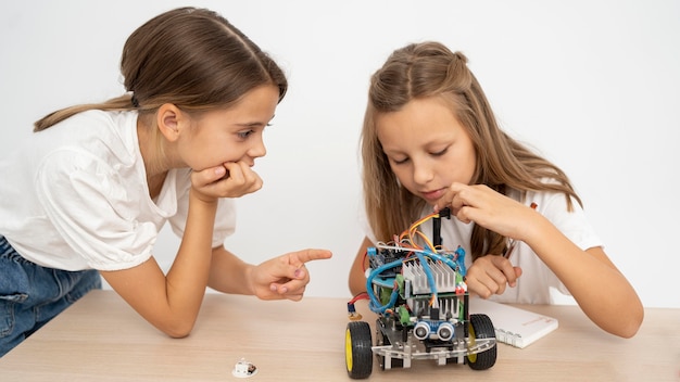 Dos chicas haciendo experimentos científicos juntos.