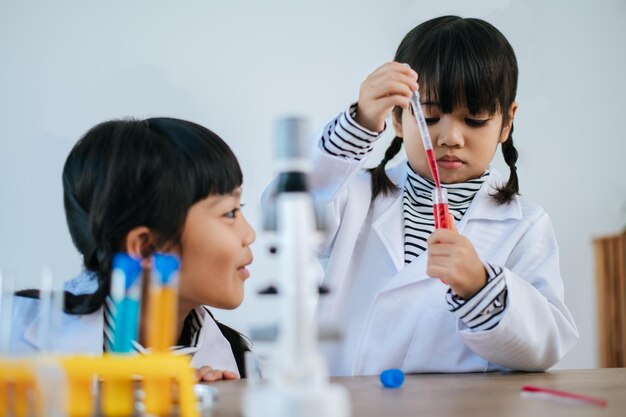 Dos chicas haciendo experimentos científicos en un laboratorio. Enfoque selectivo.