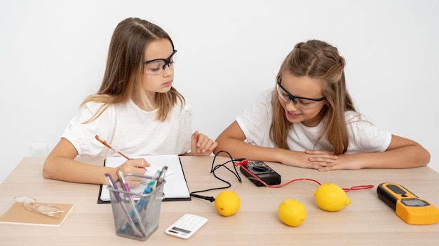 Dos chicas haciendo experimentos científicos.