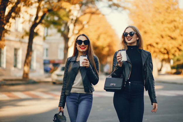 dos chicas jóvenes y bonitas caminando en una ciudad de verano