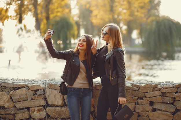 dos chicas jóvenes y bonitas caminando en una ciudad de verano