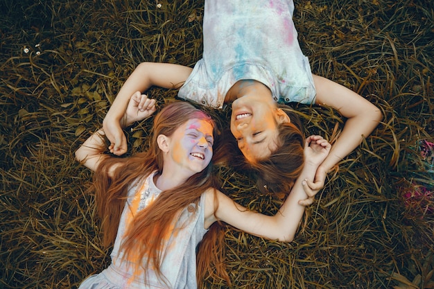 Dos chicas lindas se divierten en un parque de verano