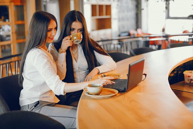 dos chicas de lujo sentados en un restaurante