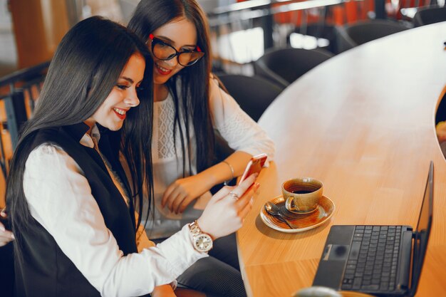 dos chicas de lujo sentados en un restaurante