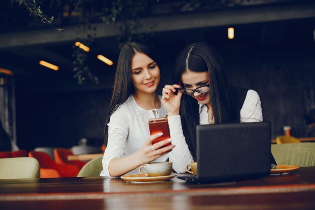 dos chicas de lujo sentados en un restaurante