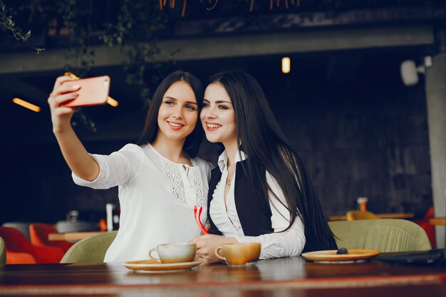 dos chicas de lujo sentados en un restaurante