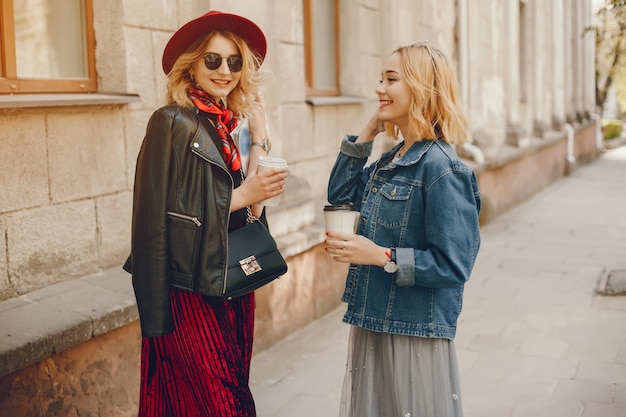 dos chicas de moda en una ciudad