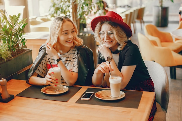 dos chicas de moda en una ciudad