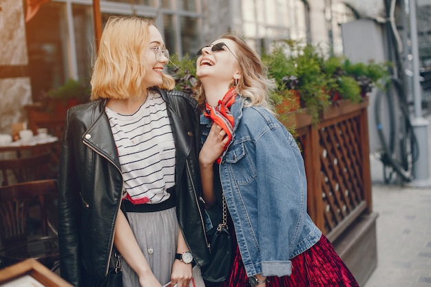 dos chicas de moda en una ciudad