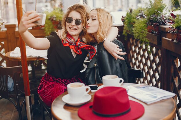 dos chicas de moda en una ciudad