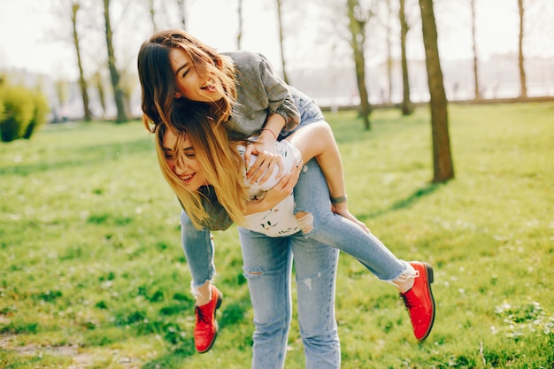 dos chicas en un parque de verano