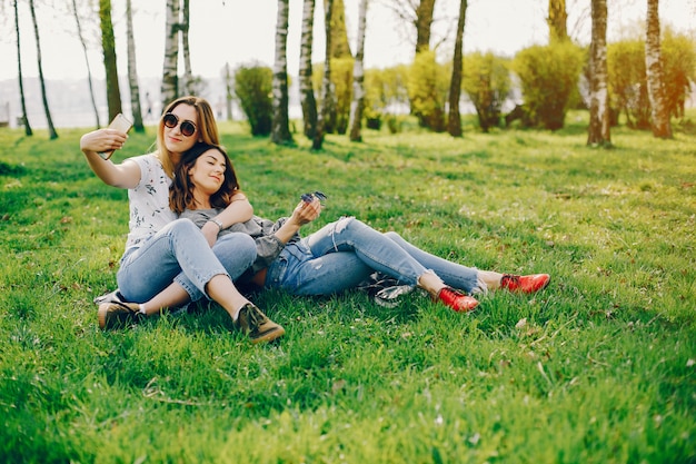 dos chicas en un parque de verano