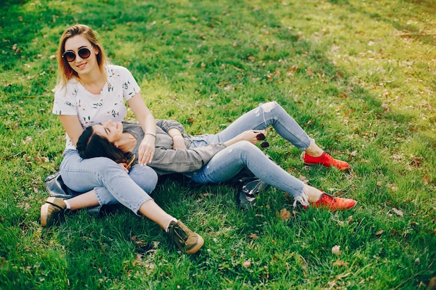 dos chicas en un parque de verano