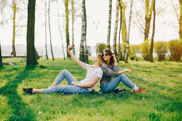 dos chicas en un parque de verano