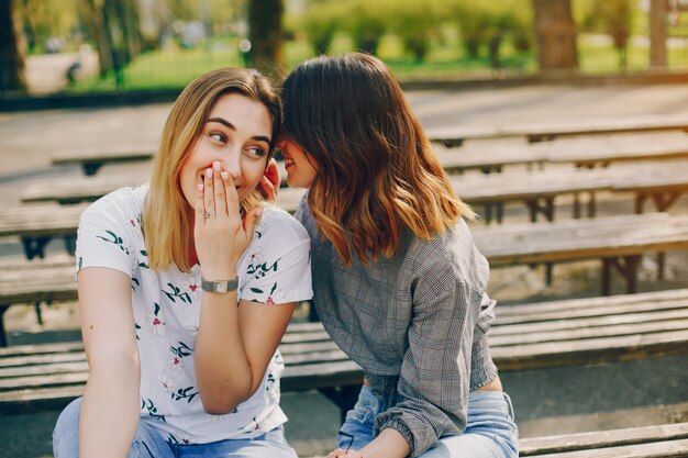 dos chicas en un parque de verano