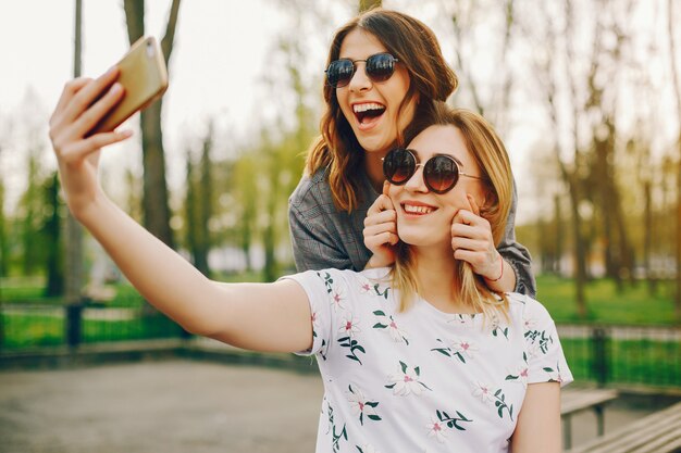 dos chicas en un parque de verano