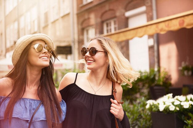 Dos chicas pasando tiempo en la ciudad.