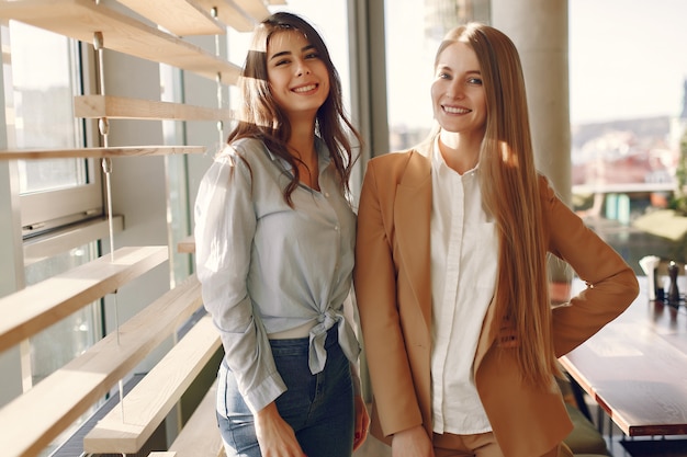 Dos chicas de pie en el café.