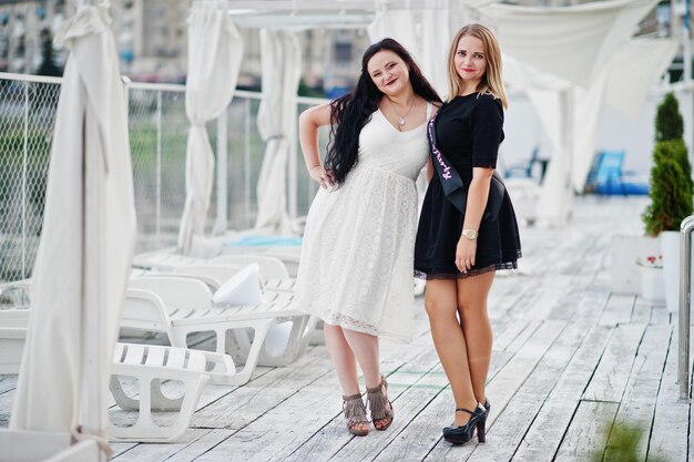 Dos chicas posaron en despedida de soltera en el muelle de la playa