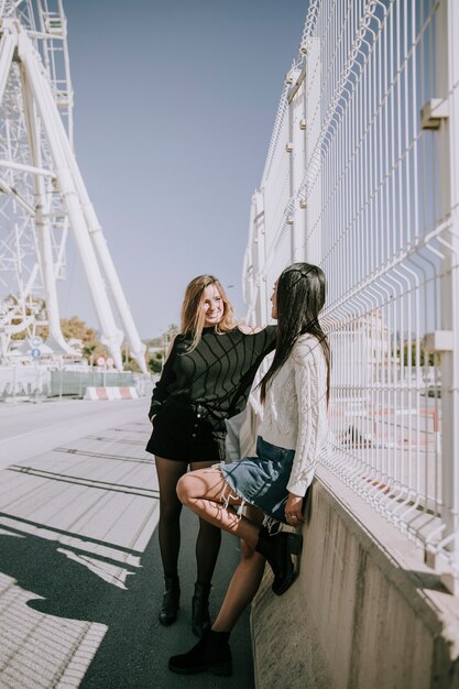 Dos chicas en puente