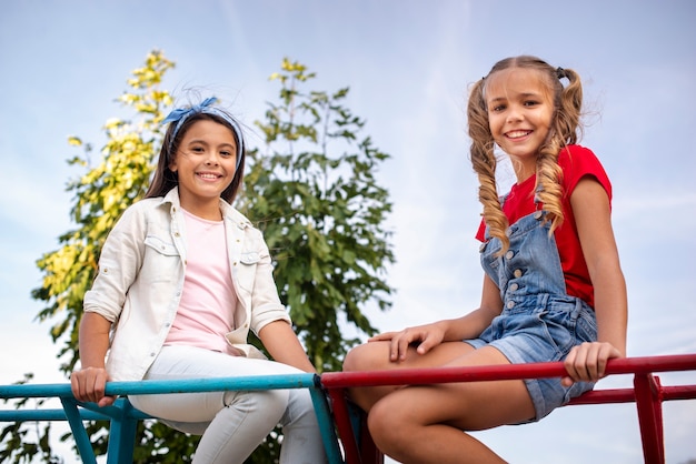 Foto gratuita dos chicas sonrientes mirando a la cámara