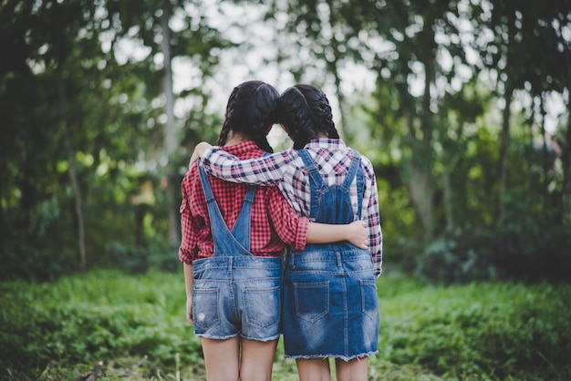 Dos chicas sosteniendo juntos