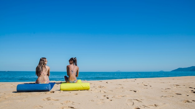 Foto gratuita dos chicas tomando el sol