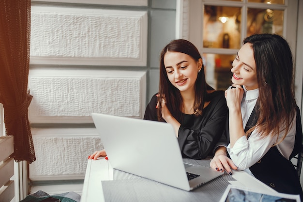 Foto gratuita dos chicas trabajan en una computadora