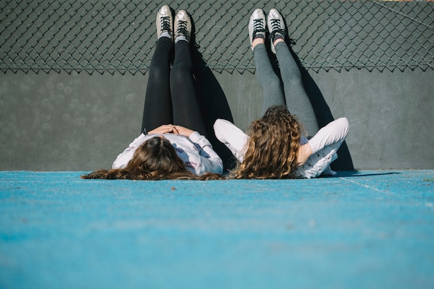 Dos chicas tumbadas en azotea