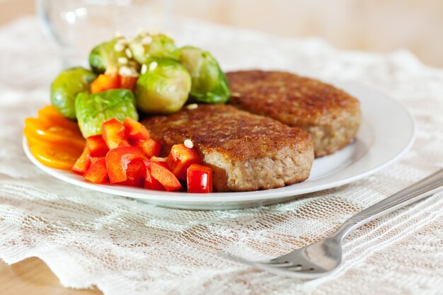 Dos chuletas fritas con brócoli