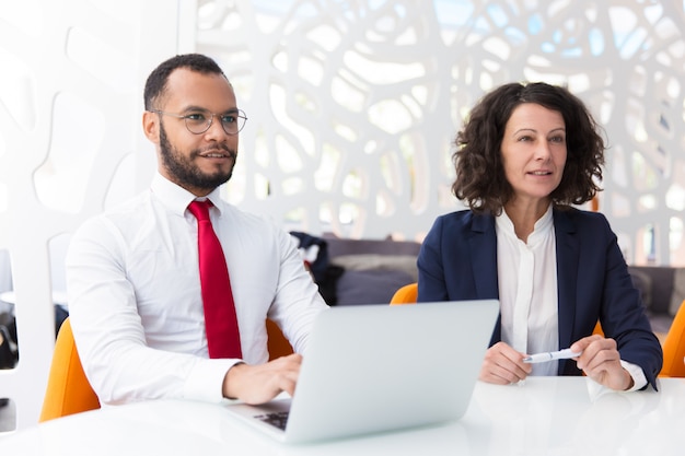 Dos colegas de negocios entusiasmados que escuchan a socios