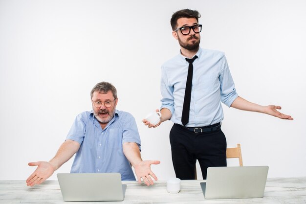 dos colegas que trabajan juntos en la oficina en blanco